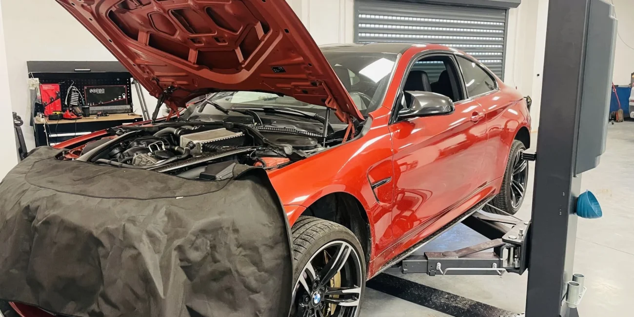 Bmw m4 otwarta maska