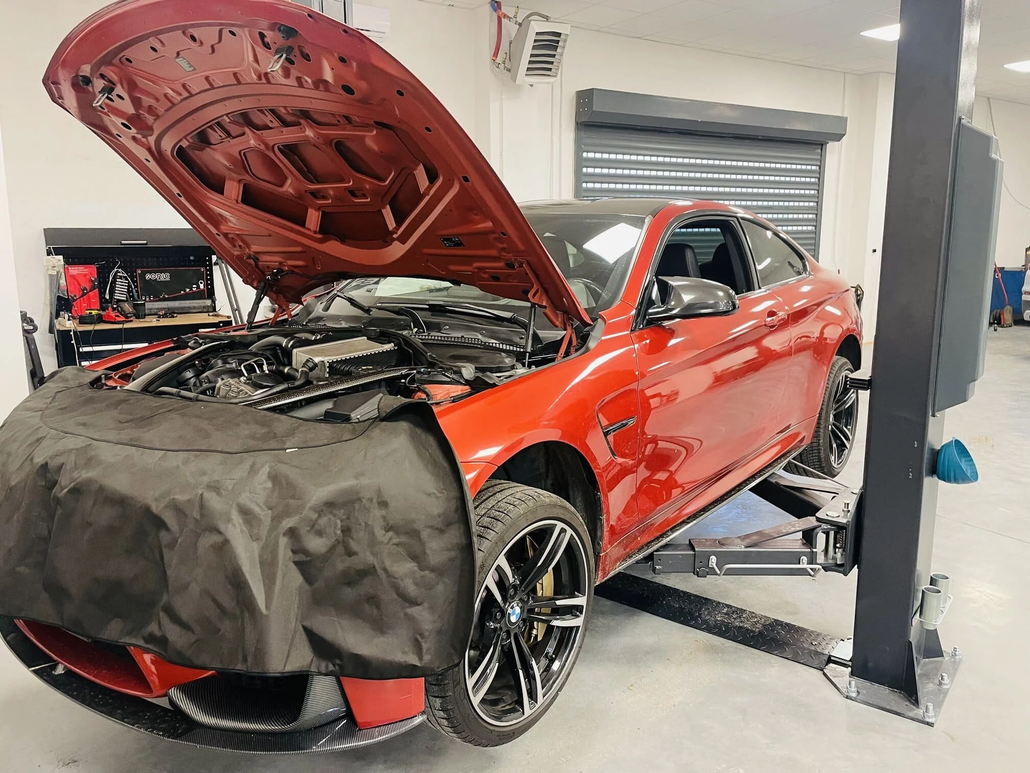 Bmw m4 otwarta maska