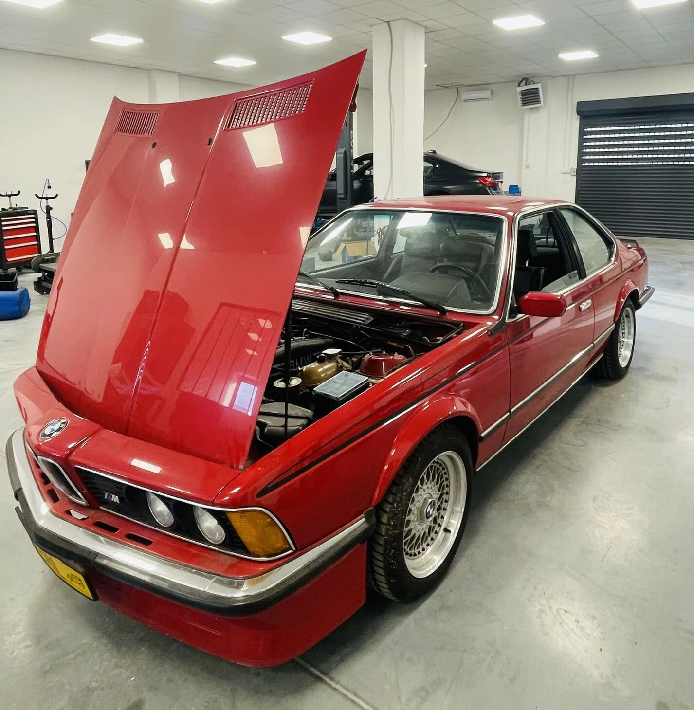 Bmw otwarta klapa maski