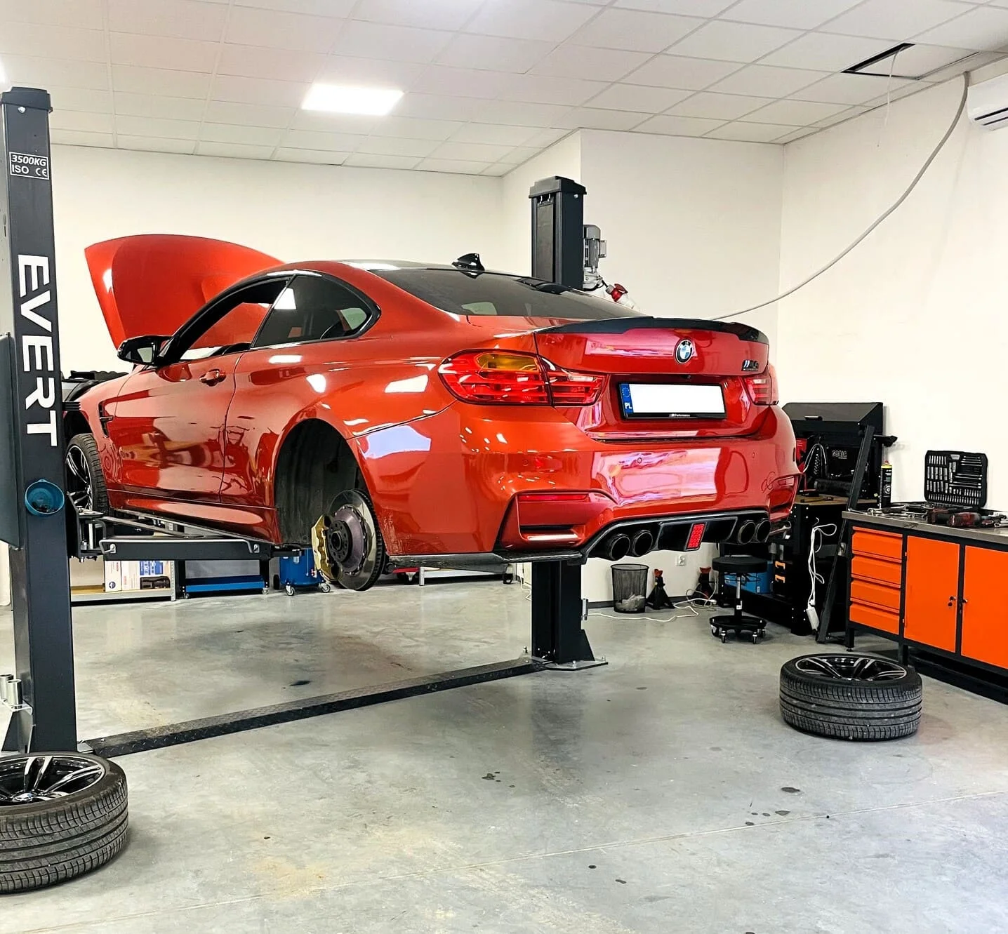 BMW m4 na podnosniku