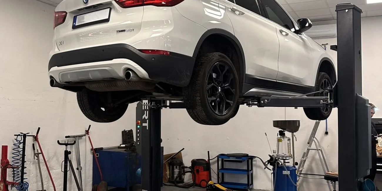 BMW x1 na podnośniku