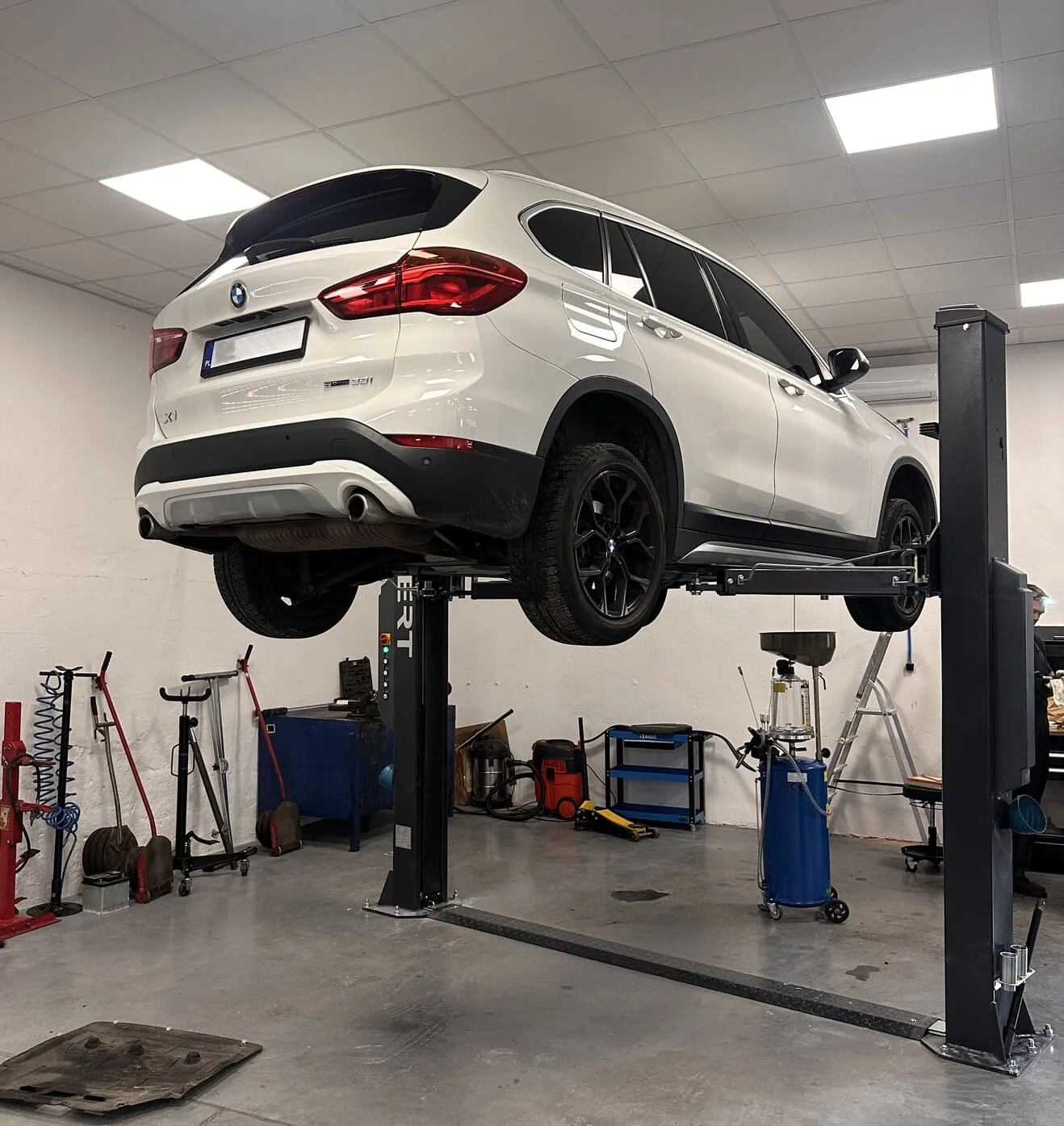 BMW x1 na podnośniku