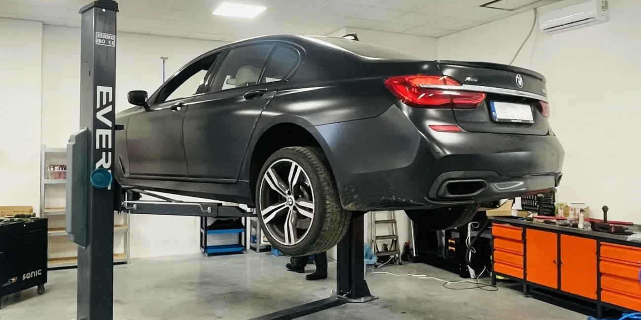 Bmw seria 7 n a podnośniku z tyłu