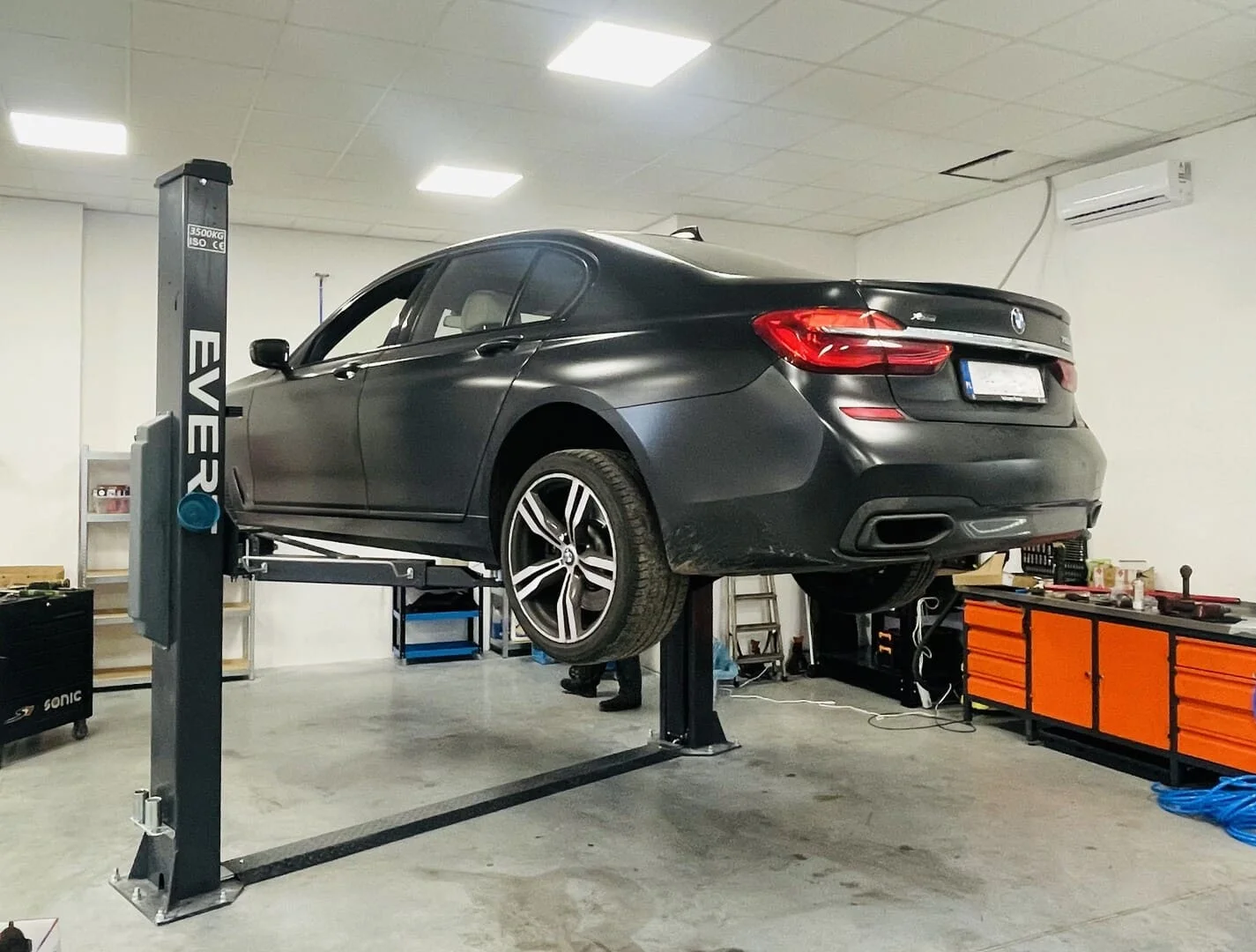 Bmw seria 7 n a podnośniku z tyłu